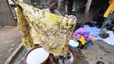 Le motifs complexes des fameux tissus en coton sont teints dans un autre atelier du même quartier. La teinture "mouchetée", la "mouchetée imprimée", la "salade", la teinture "nuage", pagnes tissés traditionnels Faso Dan Fani... sont autant de motifs qui ont fait la réputation de la maison. Grâce à cette variété de thèmes et de couleurs, le savoir-faire de la Maison Pathe’O reste unique. Pathé'O qui dit s'inspirer de la rue, des femmes qui vont au marché parées de vêtements et de foulards multicolores, explique : "Il faut créer tous les jours, surprendre les clients, tout le monde veut des nouveautés."&nbsp; &nbsp; (ISSOUF SANOGO / AFP)