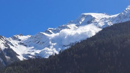 Une très grosse avalanche dans les Dômes de Miage (Haute-Savoie) a fait quatre morts, le 9 avril 2023. (CAPTURE D'ECRAN)