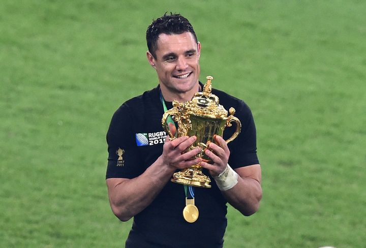 Dan Carter with the World Cup trophy, at Twickenham, October 31, 2015. (GABRIEL BOUYS / AFP)