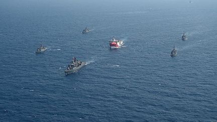 Le navire turc de recherche sismique "Oruç Reis", escorté par des bateaux militaires turcs en mer Méditerranée, le 10 août 2020. (TURKISH DEFENCE MINISTRY / AFP)