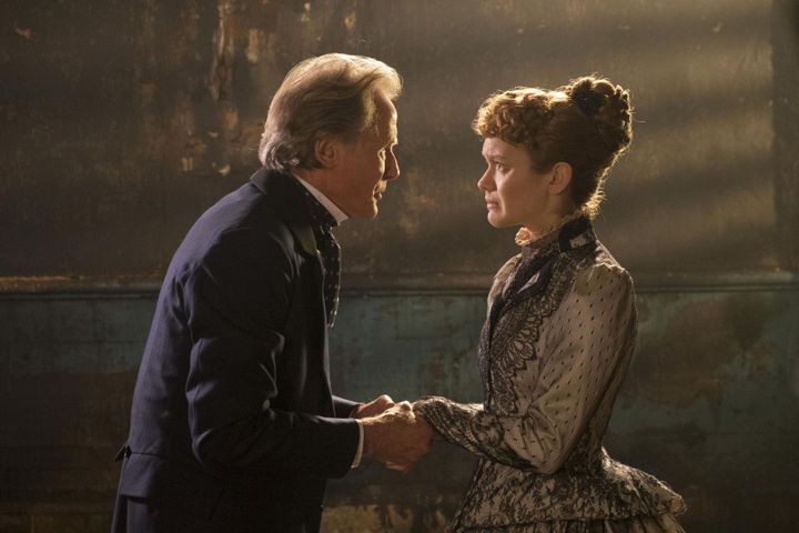 Bill Nighy et Olivia Cooke dans "The Limehouse Golem" de Juan Carlos Medina
 (Megalys)