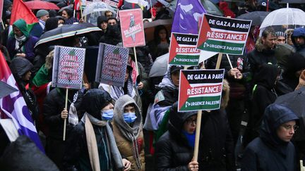 Des participants à la manifestation de soutien à la Palestine à Paris le 18 novembre 2023. (QUENTIN DE GROEVE / HANS LUCAS)