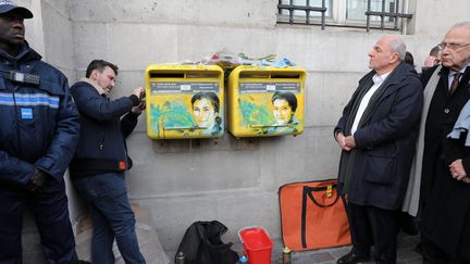 L'artiste C215 restaure les portraits de Simone Veil dégradés par des croix gammées, mardi 12 février 2019 à Paris. (MAXPPP)