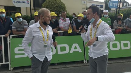 Au plus près du public, François Belay et Damien Martin assurent l'animation à chaque arrivée du Tour de France, comme ici à Fougères le 29 juin 2021. (AH)