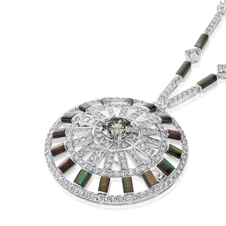 Collection haute joaillerie "Portraits of Nature" by De Beers présentée en juillet 2019 :&nbsp;un collier avec médaillon détachable Chapman's Zebra Lifestye composés de diamants blancs et de nacre grise.&nbsp; (DE BEERS)