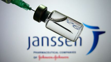 Une fiole du vaccin contre le Covid-19&nbsp;mise au point par le laboratoire Johnson &amp; Johnson, photographiée le 14 avril 2021. (FRANK HOERMANN/SVEN SIMON / SVEN SIMON / AFP)