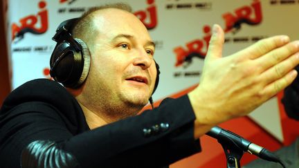 L'animateur Sébastien Cauet enregistre une émission pour NRJ au Furet du Nord, à Lille (Nord), le 3 décembre 2011 (MAXPPP)