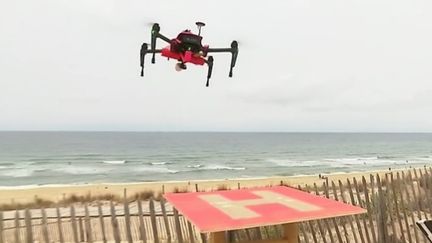Pour assurer la sécurité des baigneurs, les autorités de Lacanau, en Gironde, ont recours à des maîtres nageurs, mais aussi à de nombreux moyens aériens : hélicoptères et même drones. (FRANCE 2)