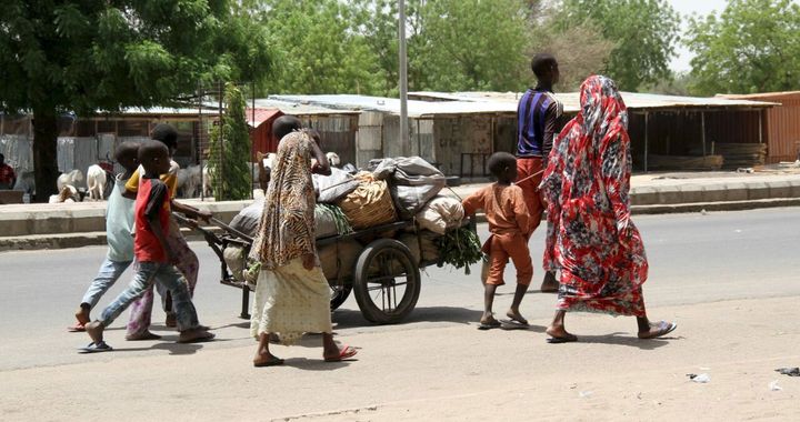 Des familles fuient la ville de Maïduguri, dans l'état du Borno, attaquée par Boko Haram, le 14 mai 2015. (Photo Reuters)