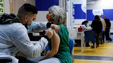 Vaccination contre le Covid-19 sur le parking du centre commercial de Givatayim, en Israël (JACK GUEZ / AFP)