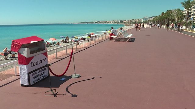 Paquet de cigarettes XXL à Nice pour lutter contre la pollution des mégots