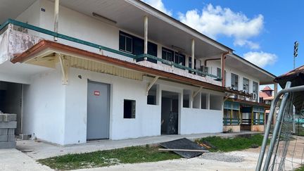 Travaux en cours du futur bureau de poste d'Apatou. La rénovation avance, mais des retards persistent à cause de dégradations survenues pendant les travaux. (Eric LEON)