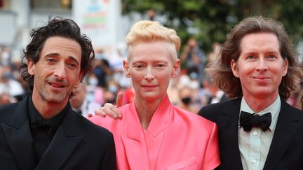 Adrian Brody, Tilda Swinton et Wes Anderson sur le tapis rouge, le 12 juillet 2021 (VALERY HACHE / AFP)