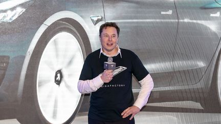 Elon Musk, patron de Tesla, présente un modéle vendu en Chine à Shanghaï (Chine), le 7 janvier 2020. (STR / AFP)