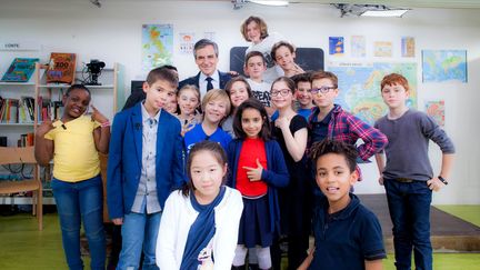 Le candidat de la droite et du centre, François Fillon, lors du tournage de l'émission "Présidentielle : candidats au tableau !" diffusée dimanche 19 mars sur C8. (STEPHANE GRANGIER / C8)