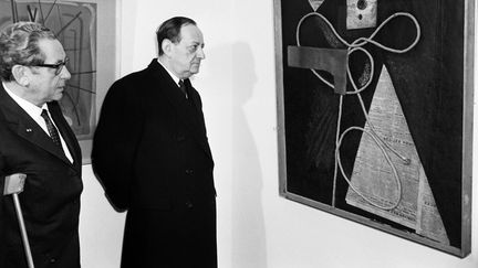 André Malraux (D) devant une toile du peintre franco-allemand Hans Hartung en 1969. (ARCHIVE / AFP)