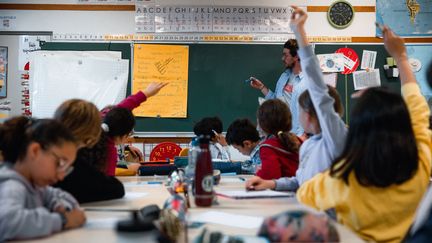 Un cours de sensibilisation au harcèlement scolaire dans une classe de primaire, à Perpignan (Pyrénées-Orientales), le 22 avril 2022. (ARNAUD LE VU / HANS LUCAS / AFP)