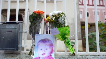 Devant le domicile familial o&ugrave; a eu lieu le drame &agrave; Germiny-l'Ev&ecirc;que (Seine-et-Marne) vendredi 26 novembre.&nbsp; (MARTIN BUREAU / AFP)