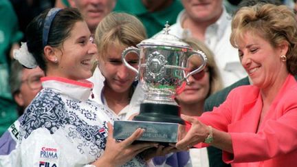 Monica Seles lors de son sacre parisien en 1992 devant Steffi Graf, avec Chris Evert pour lui remettre le trophée