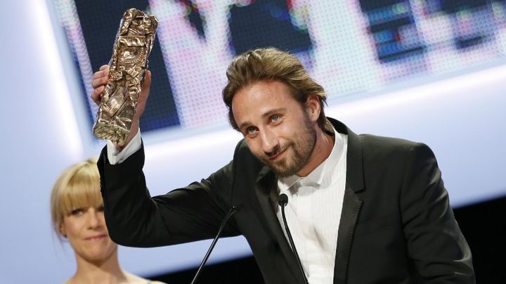 Le com&eacute;dien belge&nbsp;Matthias Schoenaerts re&ccedil;oit le C&eacute;sar du meilleur espoir masculin, vendredi 22 f&eacute;vrier 2013 &agrave; Paris. (PATRICK KOVARIK / AFP)