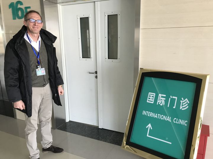 Le docteur Philippe Klein devant l'entrée de la clinique qu'il dirige à Wuhan : "Je ne me sens pas véritablement en danger, mais comme tous mes confrères, on vit en permanence avec les microbes donc on prend les mesures pour se protéger". (PHOTO INTERNATIONAL SOS)