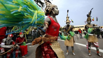 Des danseurs traditionnels gabonais accueillent les &eacute;quipes de Tunisie et du Maroc &agrave; Libreville, au Gabon, le 19 janvier 2012.&nbsp; (THEMBA HADEBE / SIPA)