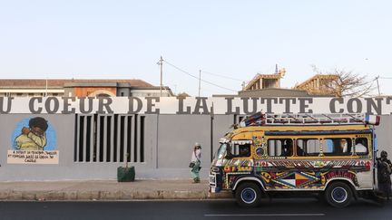 Graffitis qui détaillent les différents gestes barrière à observer pour se protéger du Covid-19, sur les murs de l'Université de médecine de Dakar (Sénégal). (ALAATTIN DOGRU / ANADOLU AGENCY)