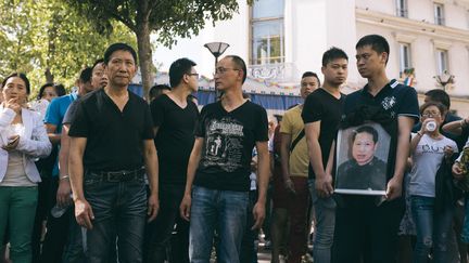 Des membres de la famille et des proches de Zhang Chaolin, mort à la suite d'une agression à Aubervilliers (Seine-Saint-Denis), portent sa photo&nbsp;lors d'une manifestation dans cette même ville, le 14 août 2016. (DENIS MEYER / AFP)