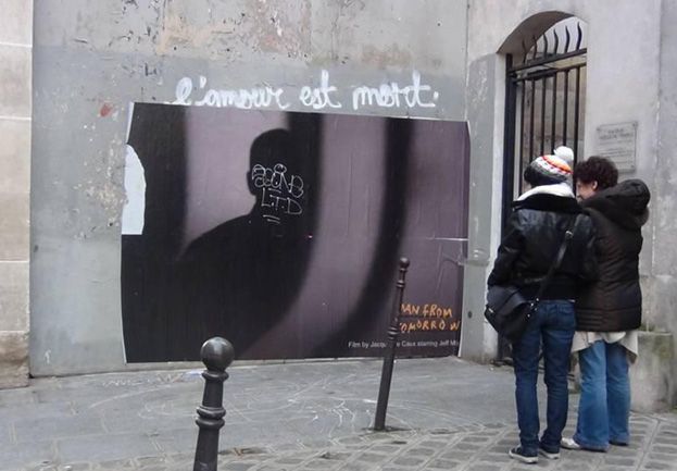 Une affiche de "Man From Tomorrow" à Paris, dont les clichés de l'effacement progressif serviront à un projet ultérieur.
 (DR)