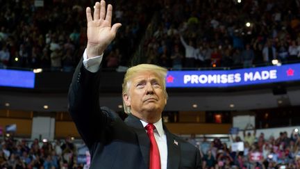 Donald Trump arrive à un meeting pour les "midterms" à Houston (Etats-Unis) le 22 octobre 2018. (SAUL LOEB / AFP)