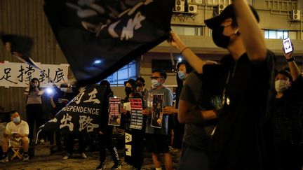 Des manifestants lors d'un rassemblement en hommage à la répression de Tianamnen, à Hong Kong, le 3 juin 2020. (TYRONE SIU / REUTERS)