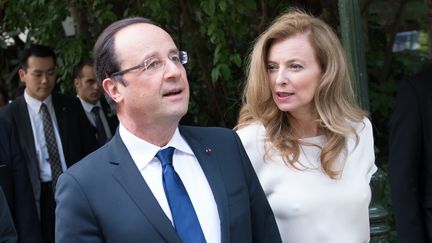 Fran&ccedil;ois Hollande et Val&eacute;rie Trierweiler, le 8 juin 2013 &agrave; Tokyo (Japon). (BERTRAND LANGLOIS / AFP)