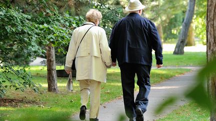 Un couple de retrait&eacute;s au Touquet (Pas-de-Calais). (PHILIPPE HUGUEN / AFP)