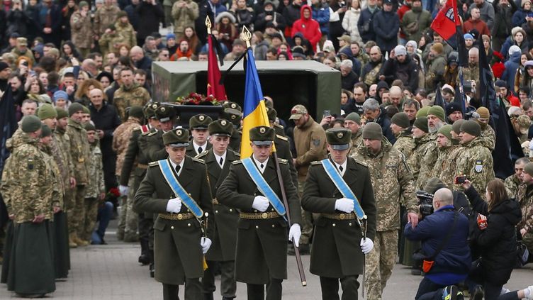 Le cortège funéraire qui transporte le cercueil dans lequel se trouve Dmytro "Da Vinci" Kotsiubailo, le 10 mars 2023 à Kiev (Ukraine). (VLADIMIR SHTANKO / ANADOLU AGENCY / AFP)