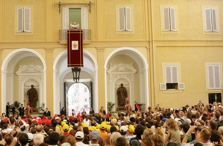 31 juillet 2005 : la prière de l'Angélus est dite par le pape Benoît XVI depuis le balcon de la résidence d'été de Castel Gandolfo.
 (ALBERTO PIZZOLI / AFP)