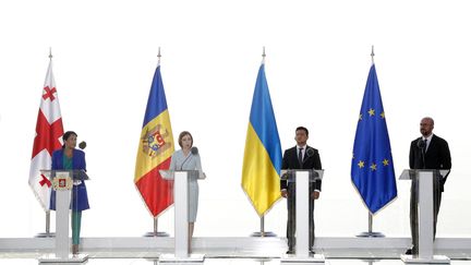 De gauche à droite : la présidente de la Géorgie,&nbsp;Salome Zurabishvili, celle de la Moldavie, Maia Sandu, le président de l'Ukraine, Volodymyr Zelensky, et le président du Conseil européen, Charles Michel,&nbsp;le 19 juillet 2021 à Batoumi (Géorgie). (- / GEORGIA'S PRESIDENTIAL PRESS SER)