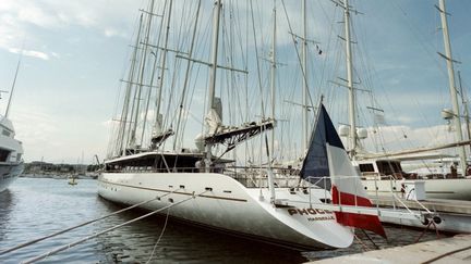 Le bateau de Bernard Tapie, le "Phocéa" à Antibes (Alpes-Maritimes), le 11 juin 1996. (ALAIN FULCONIS / AFP)