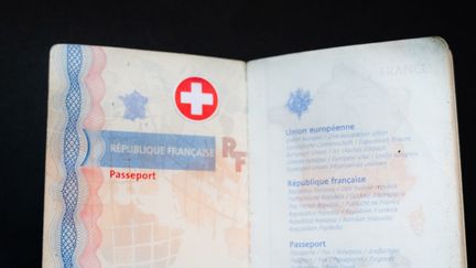 Illustration de ce à quoi pourrait ressembler un passeport sanitaire. (SANDRINE MARTY / HANS LUCAS)