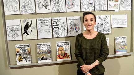 La dessinatrice Corinne Rey, alias Coco, devant certains de ses croquis lors d'une exposition à Hanovre (Allemagne) le 18 octobre 2016 (HOLGER HOLLEMANN / DPA)