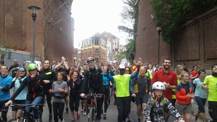 L'arrivée des coureurs de Human's welcome à Bruxelles, dimanche 16 avril, après 3 000 km de course entre&nbsp;Lesbos et la capitale belge. (HUMAN'S WELCOME)