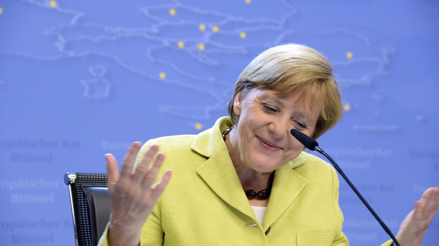 Video Un Journaliste Souhaite Un Joyeux Anniversaire A Angela Merkel En Chanson