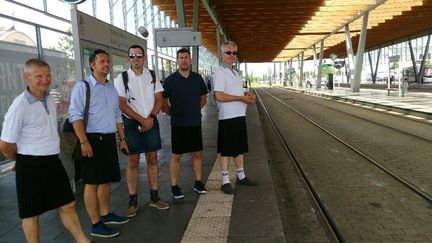 Les chauffeurs de la SEMITAN, sociétés de transports de l'agglomération nantaise, ont enfilé des jupes, mercredi 21 &nbsp;juin pour réclamer le droit de porter des vêtements légers en période de canicule.&nbsp; (Photo CFDT)