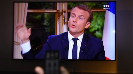 Le président de la République, Emmanuel Macron interviewé sur TF1 et LCI le 15 octobre 2017. (DAMIEN MEYER / AFP)