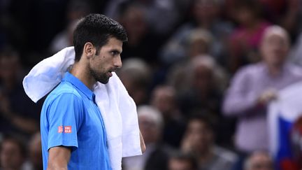 La désillusion, le dépit, se lisent facilement dans le visage fermé de Novak Djokovic, sur le point de tout perdre.