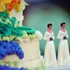 Un gateau de mariage orn&eacute; de statuettes repr&eacute;sentant deux femmes, en Californie. (GABRIEL BOUYS / AFP)