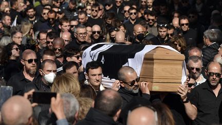 Des porteurs tiennent le cercueil d'Yvan Colonna avant sa cérémonie funéraire à Cargèse (Corse), le 25 mars 2022. (JULIEN DE ROSA / AFP)