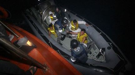 Des membres de la marine australienne viennent en aide à des réfugiés afghans au large des côtes de l'île de Panaitan, près de Java (Indonésie), le 31 août 2012. (AFP)