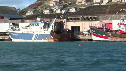 L’inquiétude grandit depuis le naufrage&nbsp;jeudi&nbsp;3 février dans la soirée d’un bateau de pêche au large du Havre (Seine-Maritime). Un marin est décédé et un jeune de 17 ans est porté disparu. Les mauvaises conditions météorologiques compliquent les recherches. (FRANCE 3)