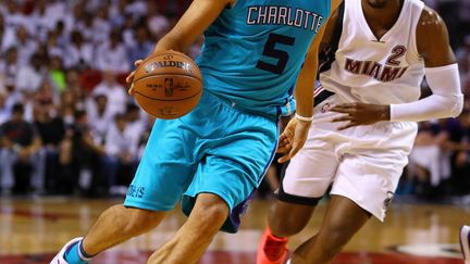 Nicolas Batum (Charlotte Hornets) face à Joe Johnson (Miami Heat) (MIKE EHRMANN / GETTY IMAGES NORTH AMERICA)