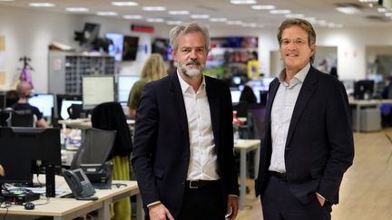 Les PDG de l'AFP Fabrice Fries et le directeur général France Sébastien Missoffe au siège de l'AFP à Paris, le 17 novembre 2021. (THOMAS COEX / AFP)